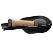 Gewürzmörser mit Stößel aus Gusseisen und Holz, seitliche Perspektive