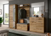 Garderoben-Set aus Holz in moderner Wohnung, bestehend aus einem hohen Schrank mit Spiegel, einer Sitzbank mit Stauraum, einer Wandgarderobe mit Haken und Ablage sowie einer Kommode mit Schubladen. Perspektive: Frontalansicht.