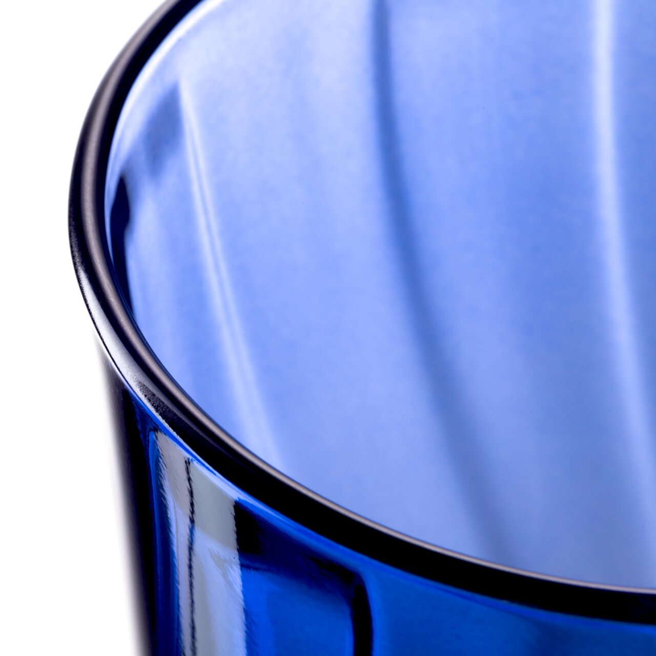Close-up van een blauw Twist-drinkglas met een gebogen vorm, gezien van bovenaf.