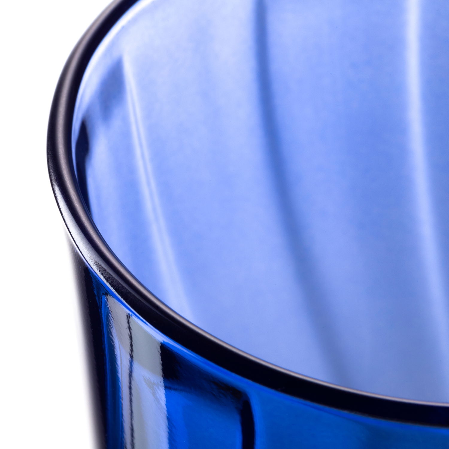 Nahaufnahme eines blauen Trinkglases Twist mit geschwungenem Design, von oben betrachtet.