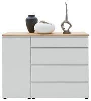 Kombi-Kommode 135 in Frontansicht mit drei dekorativen Vasen und einer Skulptur auf der Holzoberfläche