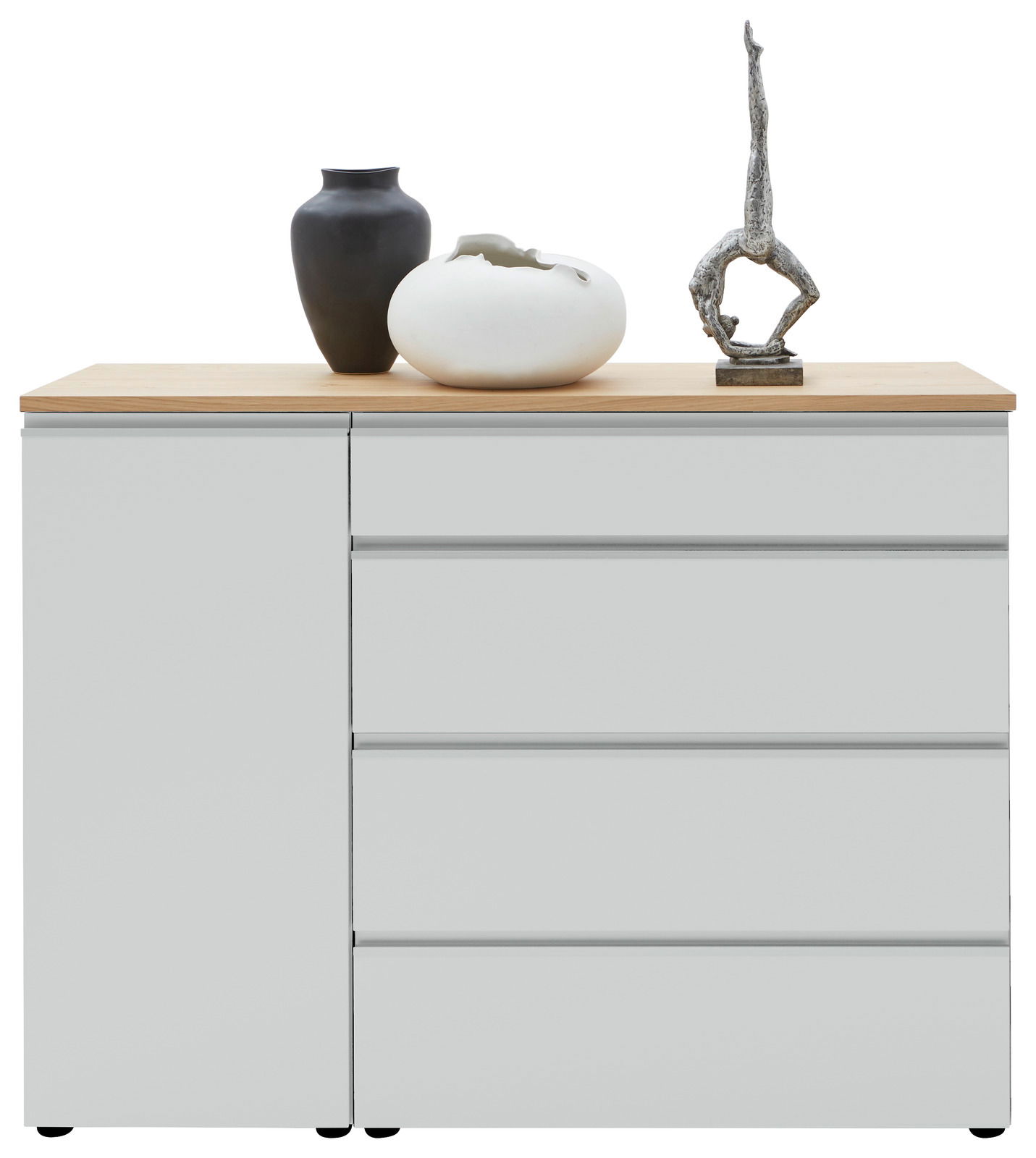 Kombi-Kommode 135 in Frontansicht mit drei dekorativen Vasen und einer Skulptur auf der Holzoberfläche