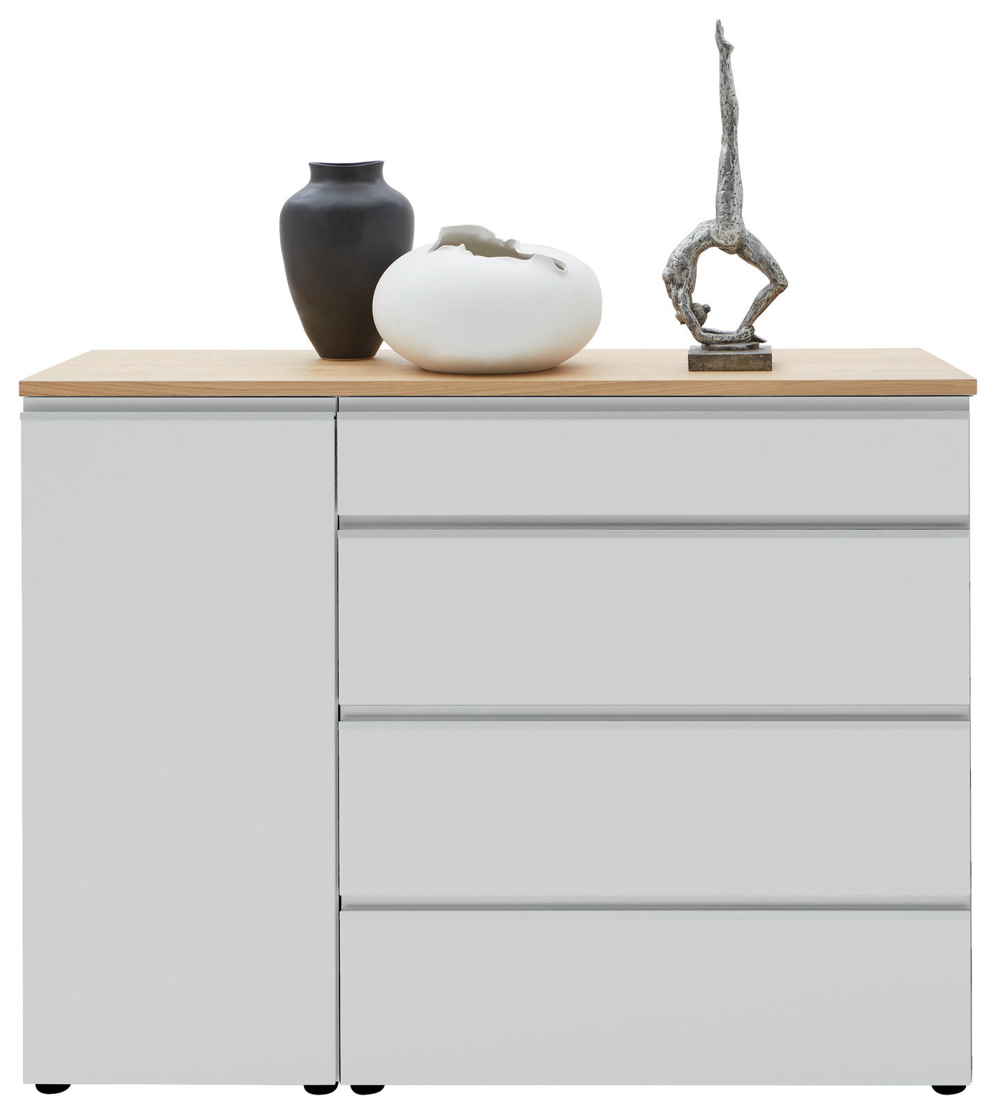 Kombi-Kommode 135 in Frontansicht mit drei dekorativen Vasen und einer Skulptur auf der Holzoberfläche