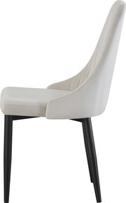 Beiger Polsterstuhl mit hoher, geschwungener Rückenlehne und schwarzen, konischen Beinen, Seitenansicht von rechts auf weißem Hintergrund