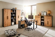 Moderner Aktenschrank in Holzoptik, frontal fotografiert, in einem stilvollen Büro mit Schreibtisch und Stuhl.
