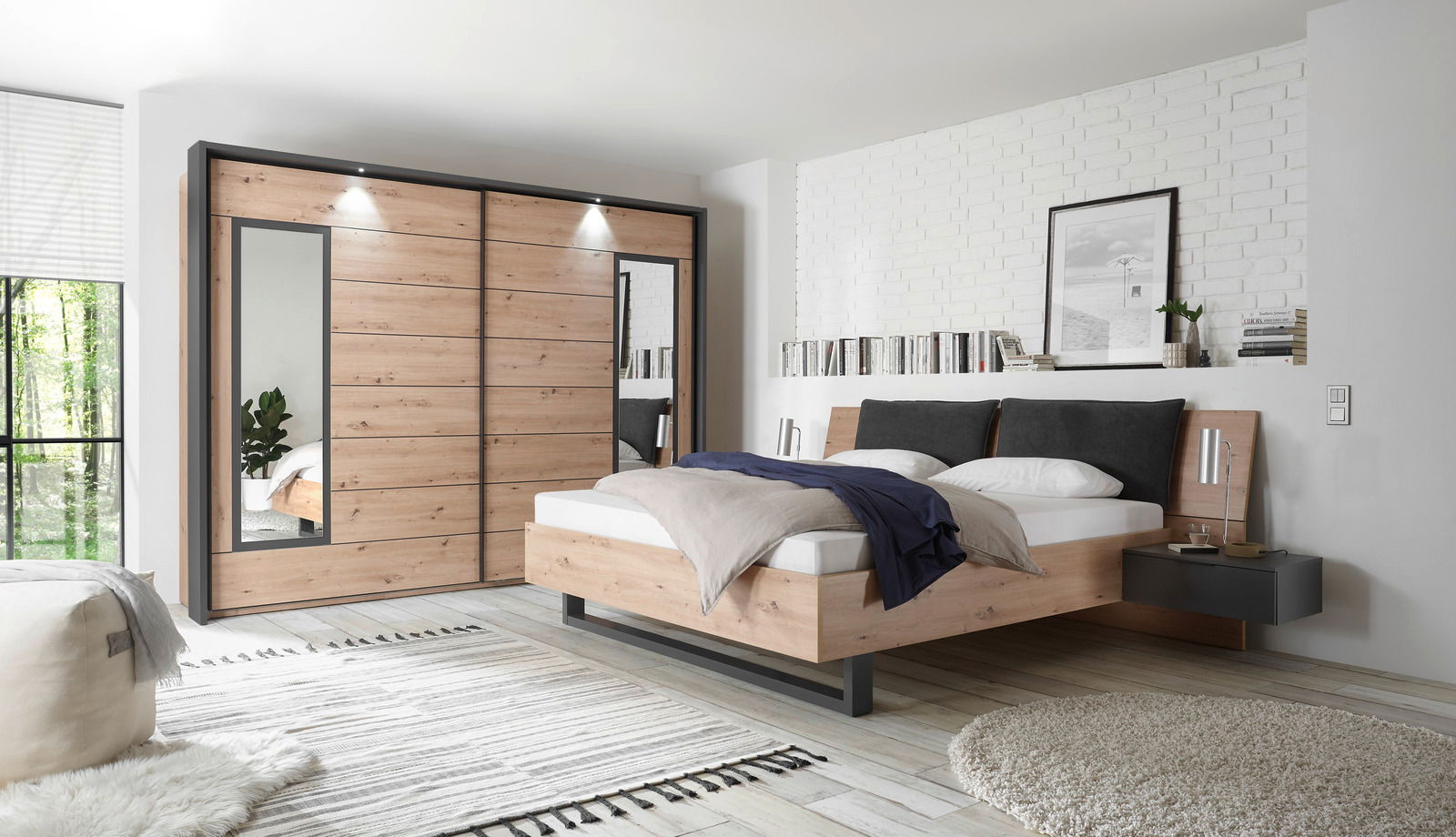 Moderne Schlafzimmermöbel mit einem Schwebetürenschrank und einer Bettanlage aus Holz in einer stilvollen, hellen Raumgestaltung, seitliche Perspektive.