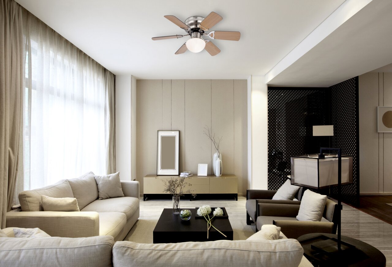 Deckenventilator mit Holzflügeln in einem modernen Wohnzimmer, Perspektive von unten
