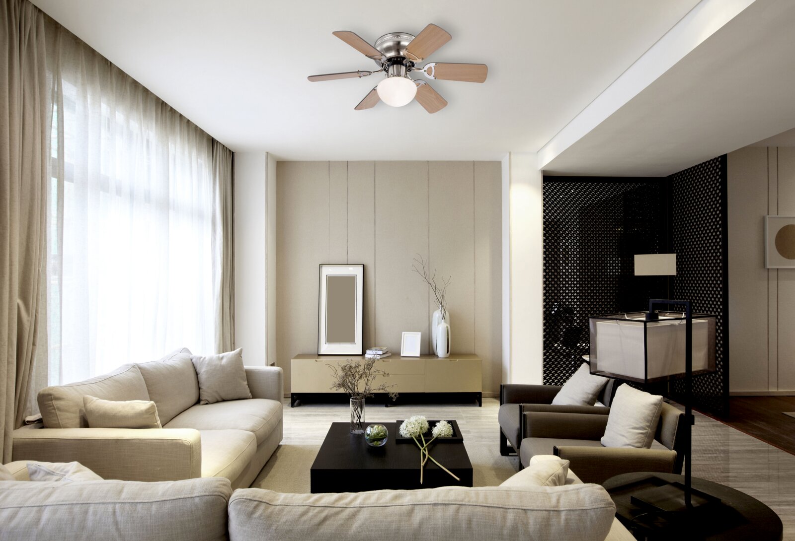 Globo Lighting Ventilator UGO Deckenventilator mit Holzflügeln in einem modernen Wohnzimmer, Perspektive von unten