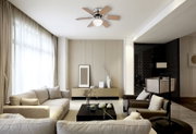 Deckenventilator mit Holzflügeln in einem modernen Wohnzimmer, Perspektive von unten