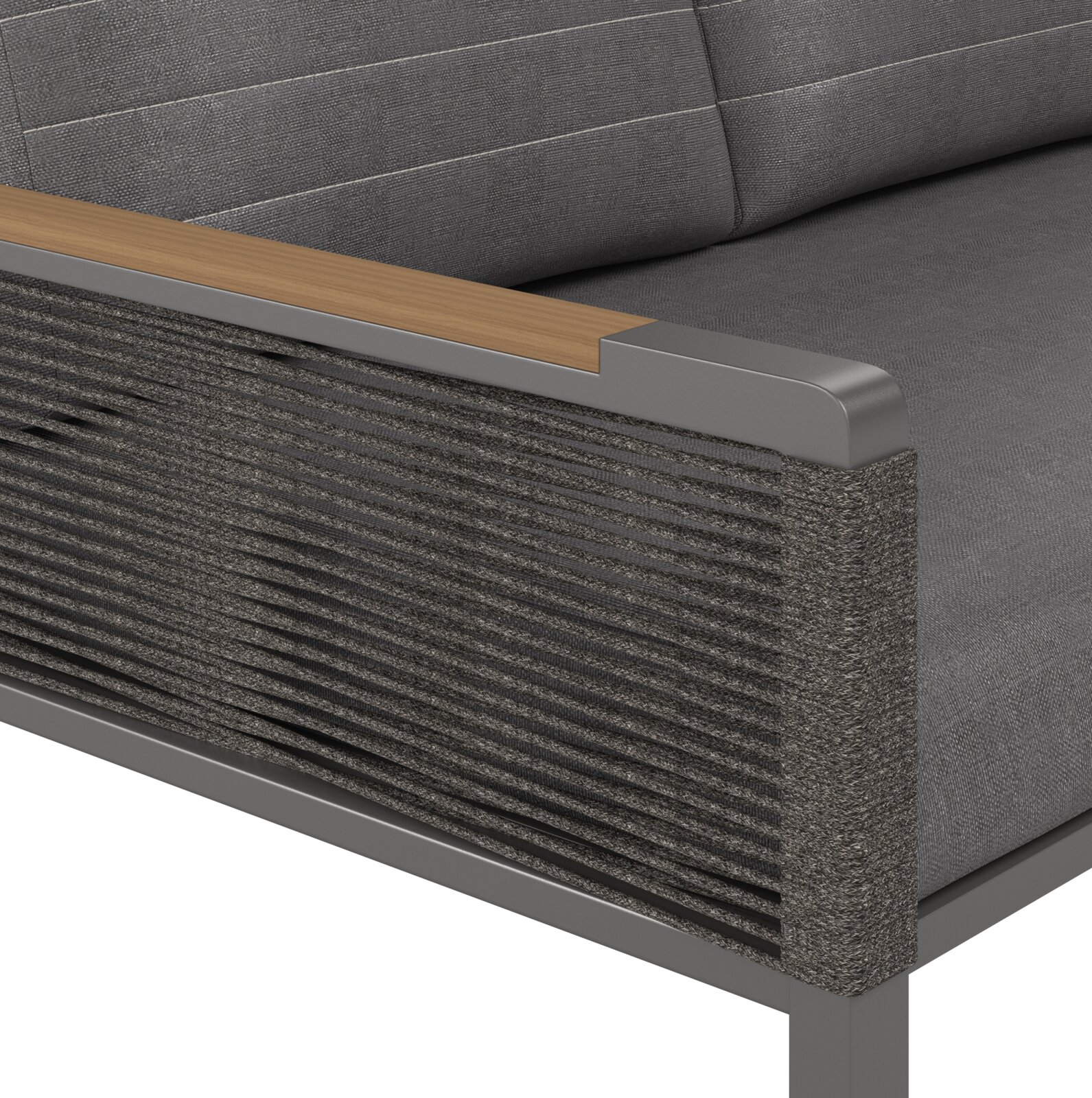 Detailfoto van een tweezitsbank met grijze stoffen bekleding, houten armleuningen en gevlochten zijkanten.