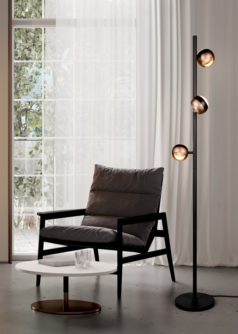Moderne Stehleuchte ORBIT mit drei kugelförmigen Leuchten in einem eleganten Wohnzimmer, seitliche Perspektive