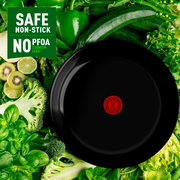 Keramik-Pfanne mit 28 cm Durchmesser, schwarze Antihaftbeschichtung, umgeben von frischem Gemüse, Draufsicht.