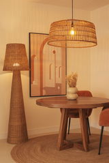 Rattan-Akku-Outdoor-Stehleuchte in einem stilvollen Wohnzimmer, seitliche Perspektive