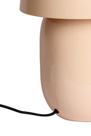 Close-up van een beige tafellamp met een glanzend oppervlak en een zwarte kabel.