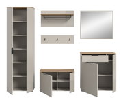 Garderobenkombination bestehend aus einem hohen Schrank mit offenen Türen, einem Wandregal mit Kleiderstange, einem Spiegel, einer Hakenleiste, einem niedrigen Schrank und einem Schrank mit Schublade, alle in einer modernen, minimalistischen Optik. Fronta