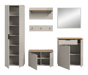 Garderobenkombination bestehend aus einem hohen Schrank mit offenen Türen, einem Wandregal mit Kleiderstange, einem Spiegel, einer Hakenleiste, einem niedrigen Schrank und einem Schrank mit Schublade, alle in einer modernen, minimalistischen Optik. Fronta