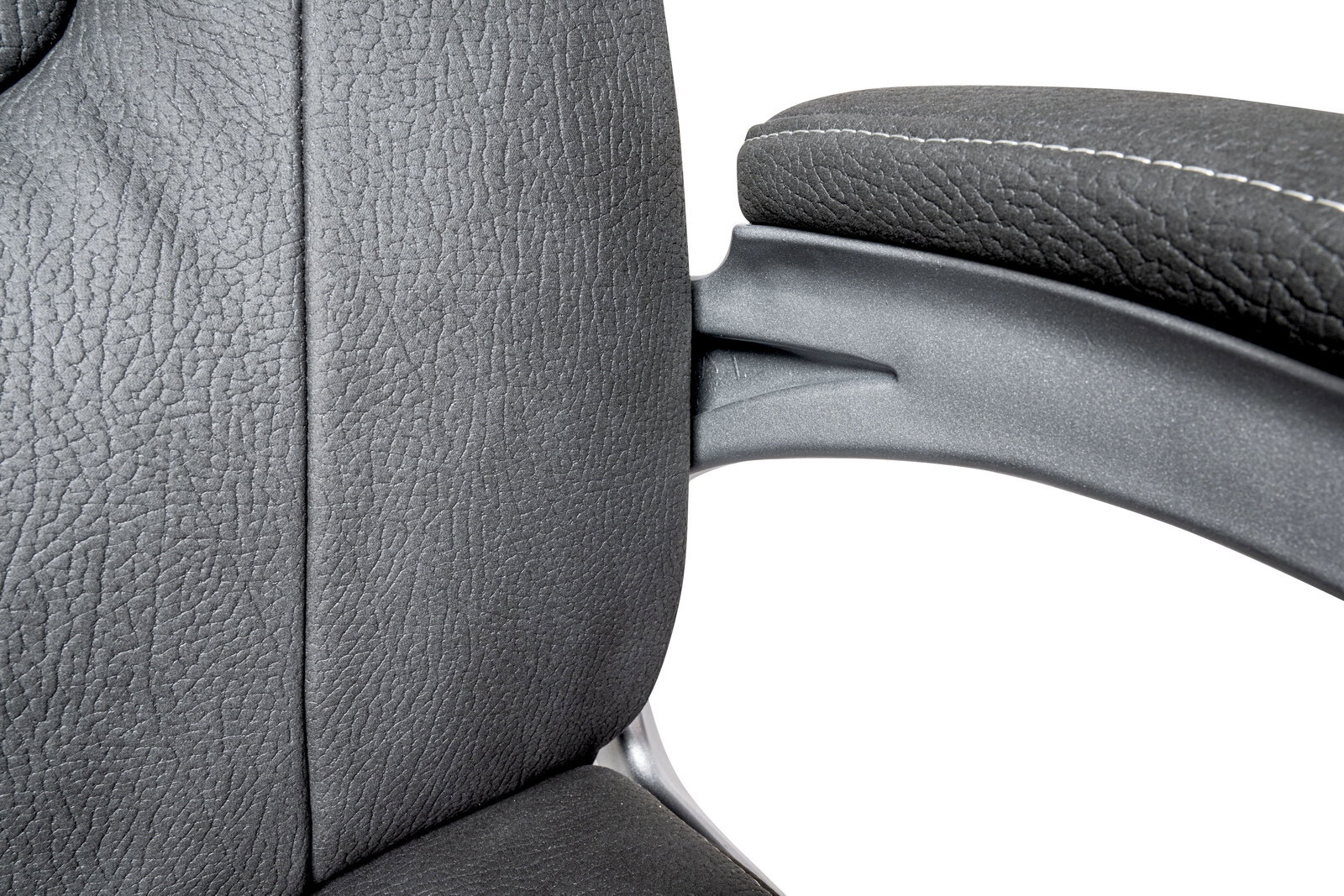 Nahaufnahme eines grauen Chefsessels mit Armlehne, seitliche Perspektive