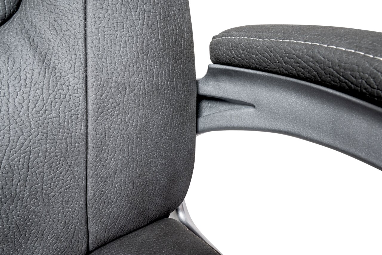 Nahaufnahme eines grauen Chefsessels mit Armlehne, seitliche Perspektive
