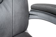 Nahaufnahme eines grauen Chefsessels mit Armlehne, seitliche Perspektive