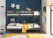 Etagenbett in einem Kinderzimmer mit blauer Wand, dekoriert mit Kuscheltieren und bunten Kissen, seitliche Perspektive.
