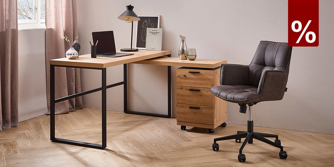 Moderner Eckschreibtisch aus Holz mit Rollcontainer und gepolstertem Bürostuhl im minimalistischen Homeoffice.