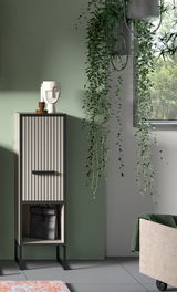 Moderner Standschrank mit vertikalen Streifen, dekoriert mit einer Skulptur und Kerzen auf der Oberseite, in einem Raum mit hängenden Pflanzen. Frontalansicht.
