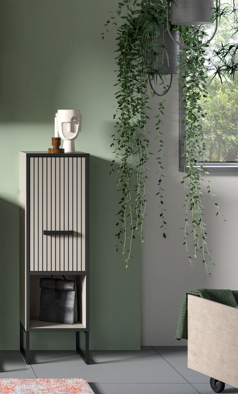 Moderner Standschrank mit vertikalen Streifen, dekoriert mit einer Skulptur und Kerzen auf der Oberseite, in einem Raum mit hängenden Pflanzen. Frontalansicht.