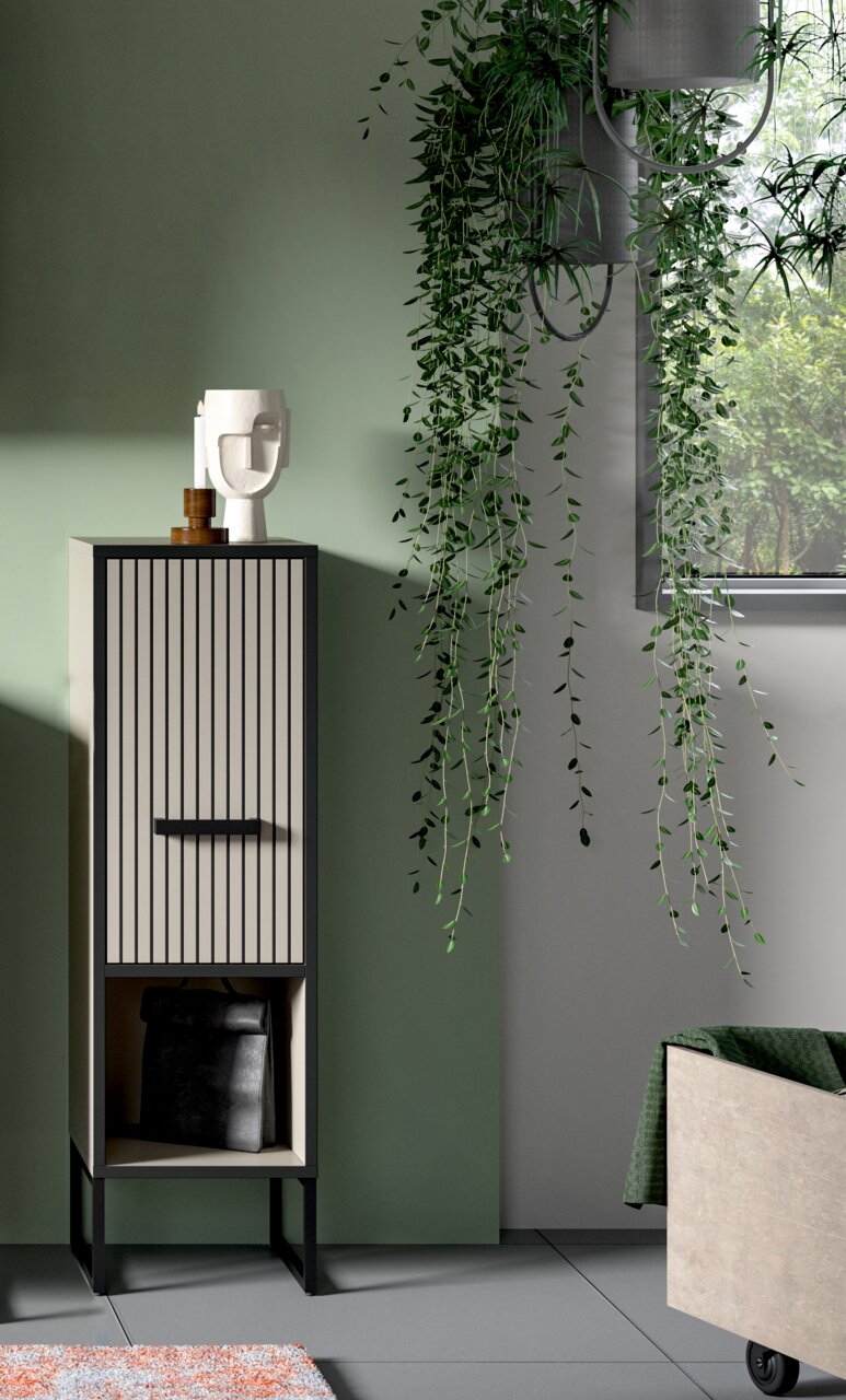 MID.YOU Standschrank BAGNO Moderner Standschrank mit vertikalen Streifen, dekoriert mit einer Skulptur und Kerzen auf der Oberseite, in einem Raum mit hängenden Pflanzen. Frontalansicht.