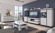 Modernes Wohnzimmer mit weißem und schwarzem Möbelset, bestehend aus TV-Lowboard, Sideboard, Vitrine und Couchtisch, in einer stilvollen, hellen Umgebung mit großen Fenstern. Perspektive von der Seite.