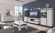 Modernes Wohnzimmer mit weißem und schwarzem Möbelset, bestehend aus TV-Lowboard, Sideboard, Vitrine und Couchtisch, in einer stilvollen, hellen Umgebung mit großen Fenstern. Perspektive von der Seite.