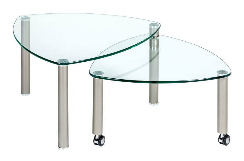 Moderner Couchtisch mit zwei dreieckigen Glasplatten und Metallbeinen, eine Platte auf Rollen, seitliche Perspektive