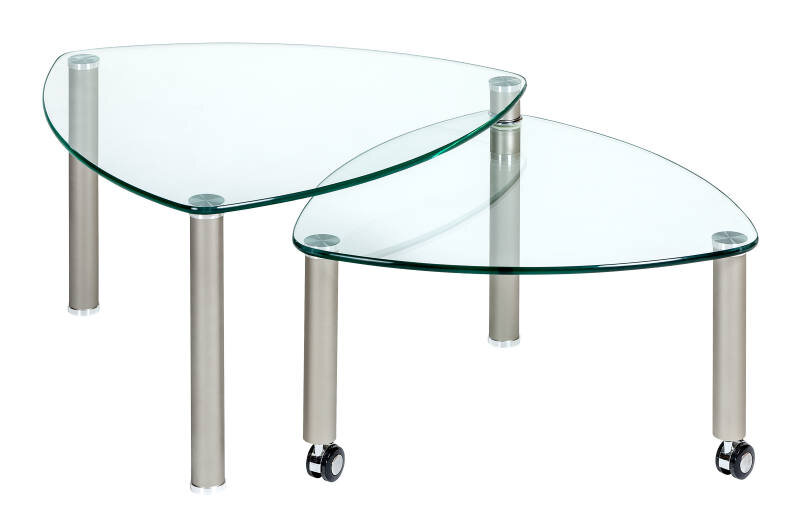 Moderner Couchtisch mit zwei dreieckigen Glasplatten und Metallbeinen, eine Platte auf Rollen, seitliche Perspektive