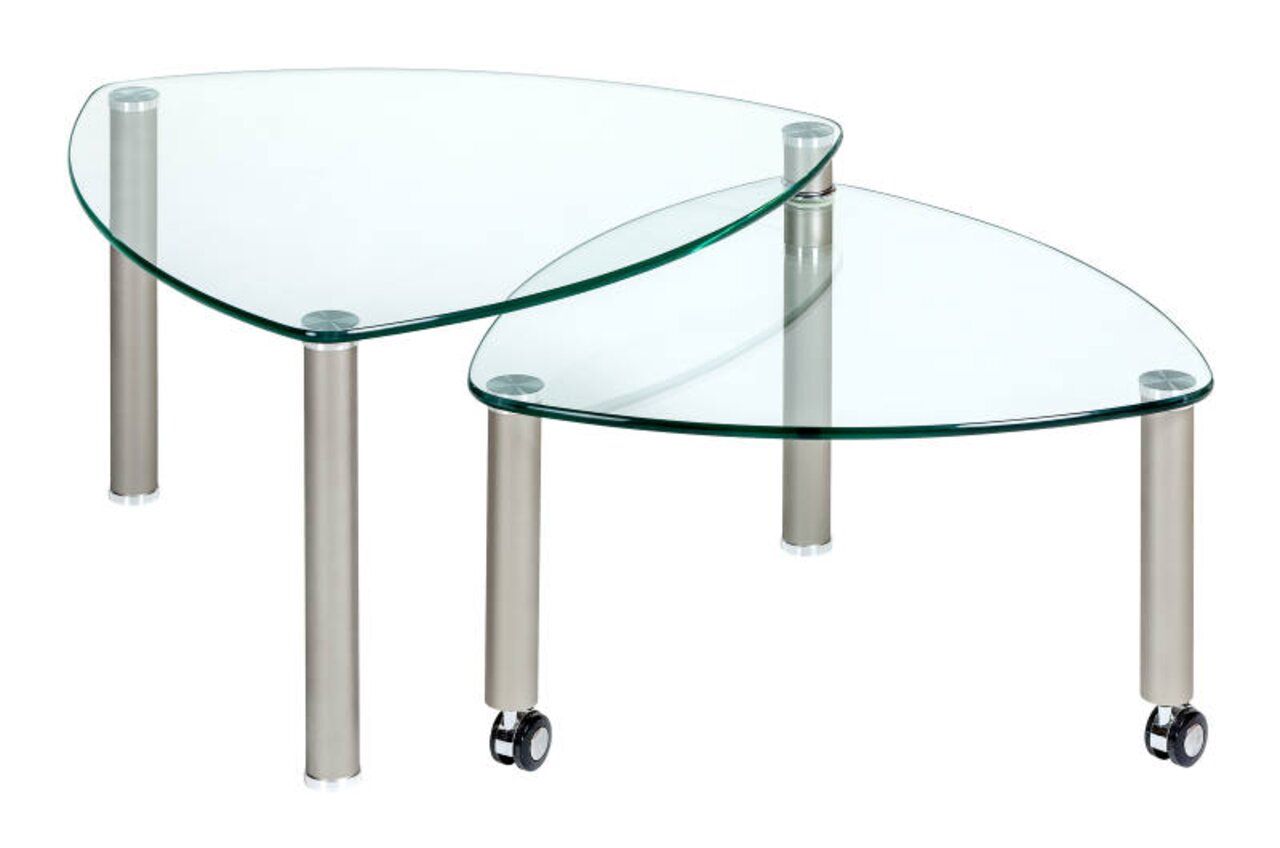 Moderner Couchtisch mit zwei dreieckigen Glasplatten und Metallbeinen, eine Platte auf Rollen, seitliche Perspektive