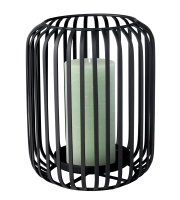 Schwarze, zylindrische Laterne mit offenem Metallstreben-Design und großer mintgrüner Stumpenkerze, freigestellt in leichter Vorderansicht von oben