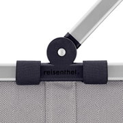 Close-up van het handvat van een Carrybag met visgraatpatroon, gezien van bovenaf