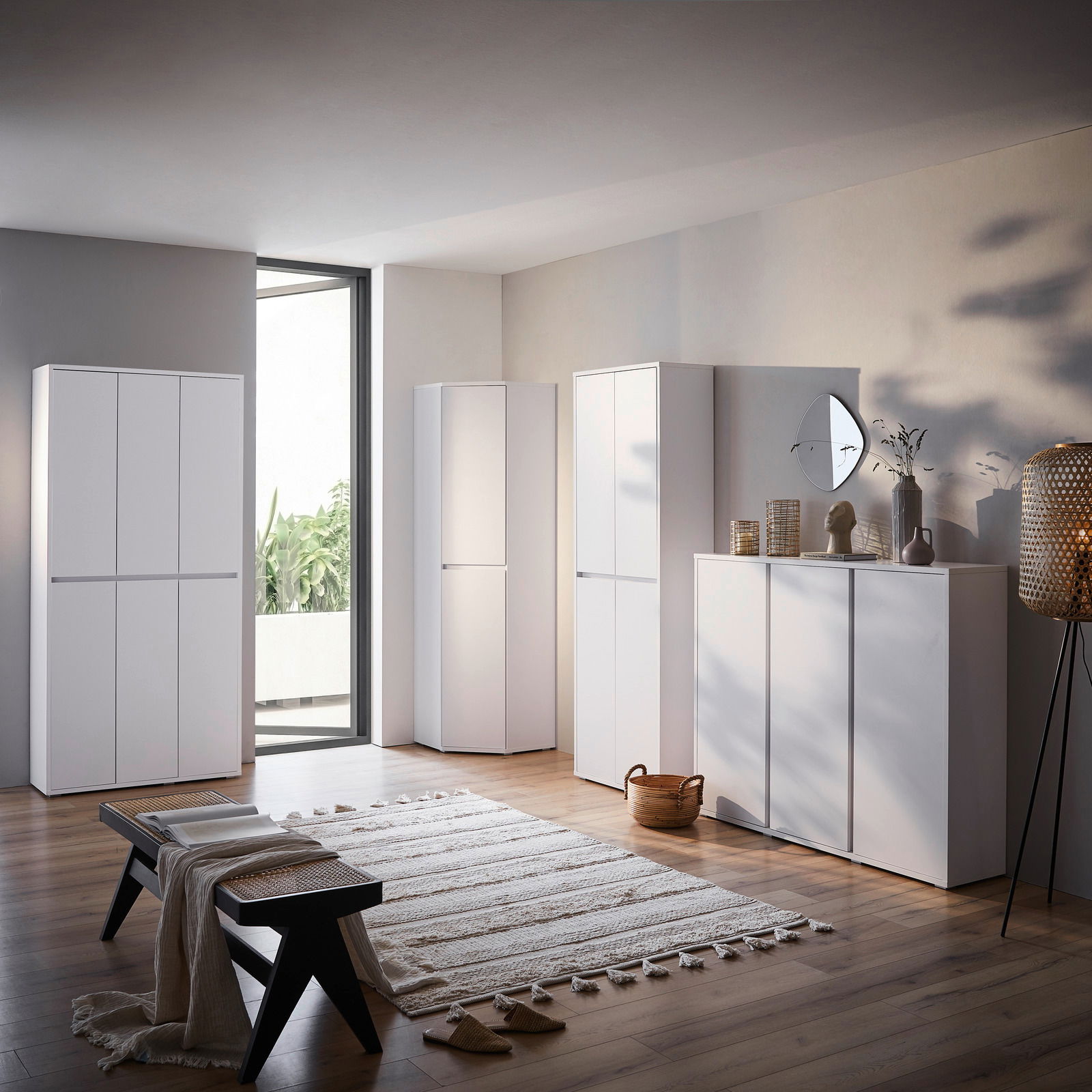 Moderner weißer Schuhschrank in einem stilvoll eingerichteten Raum, seitliche Perspektive