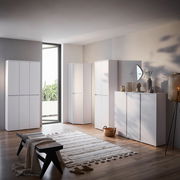 Moderner weißer Schuhschrank in einem stilvoll eingerichteten Raum, seitliche Perspektive