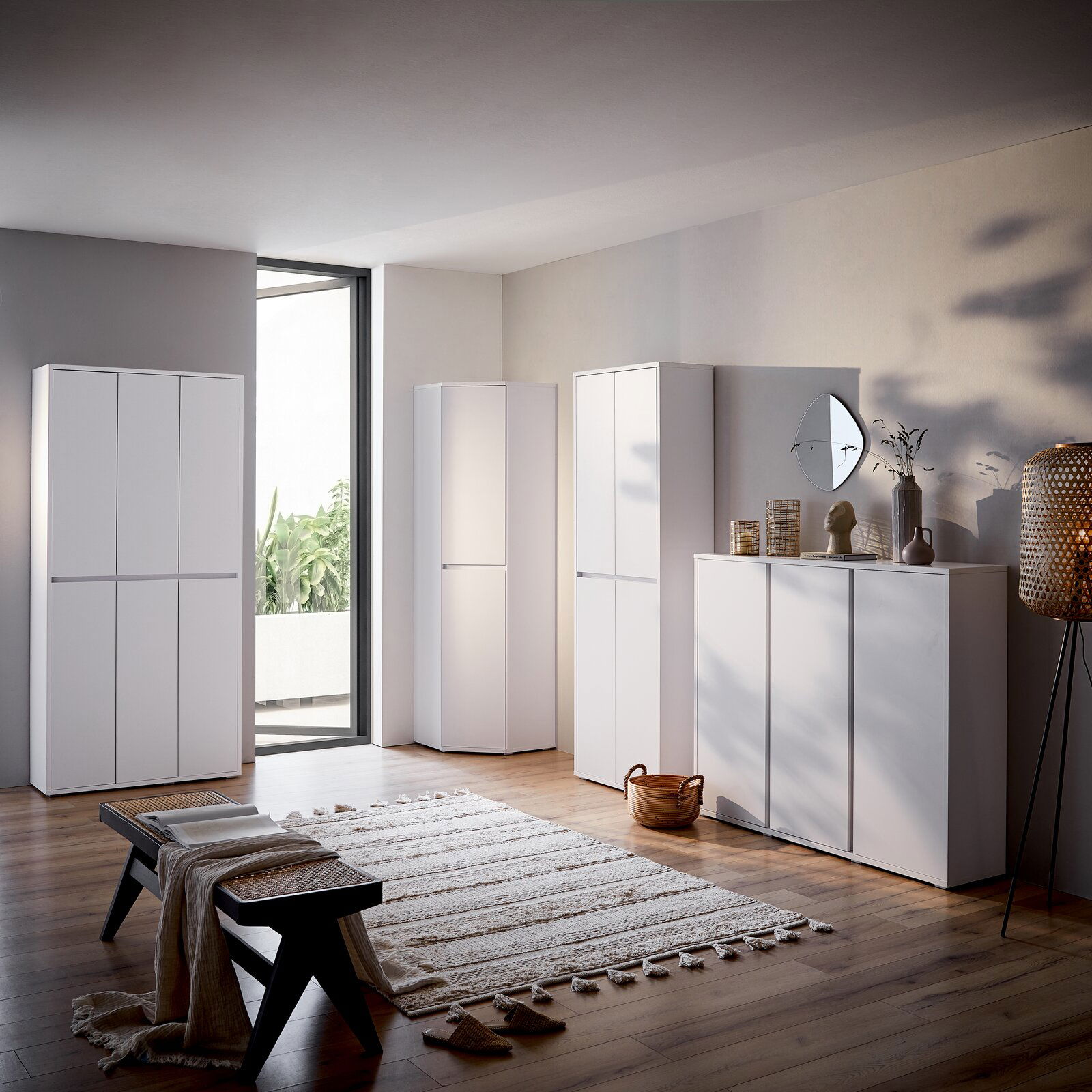 Moderner weißer Schuhschrank in einem stilvoll eingerichteten Raum, seitliche Perspektive