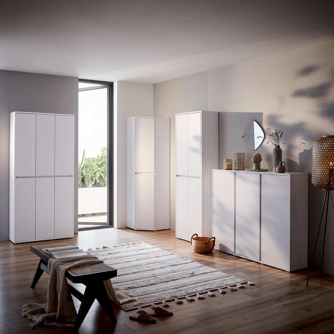 Moderner weißer Schuhschrank in einem stilvoll eingerichteten Raum, seitliche Perspektive