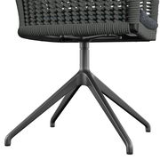 Moderner Armlehnstuhl mit geflochtener Rückenlehne und stabilem Metallfuß, seitliche Perspektive