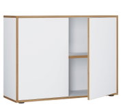 Modernes Sideboard in Weiß mit Holzrahmen, zwei Schiebetüren und offenen Regalfächern, perspektivische Frontansicht (leicht von rechts)
