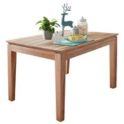 Holzesstisch mit Dekorationen aus schräger Perspektive