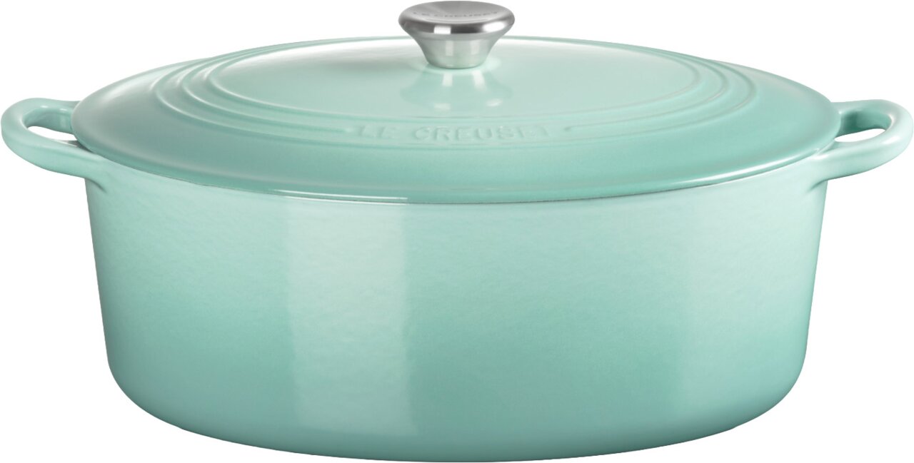 LE CREUSET Bräter 31cm oval SAGE Türkiser gusseiserner Bräter mit Deckel und seitlichen Griffen, Frontansicht leicht von oben, freigestellt auf weißem Hintergrund
