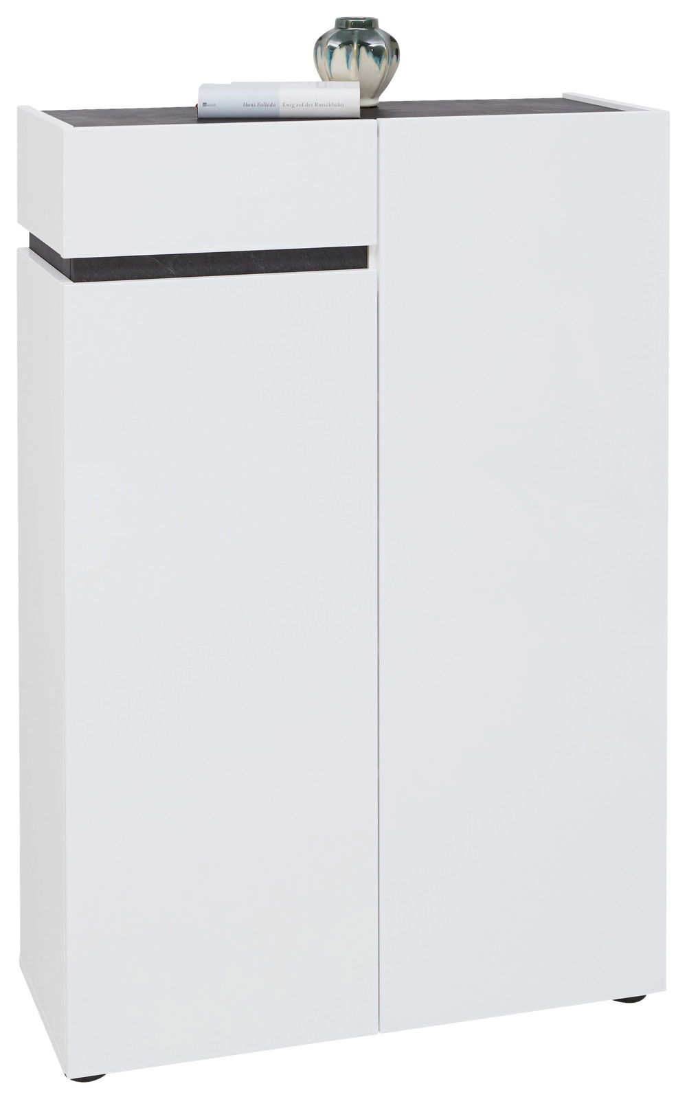 Moderner weißer Schuhschrank mit zwei Türen und einer Schublade, frontal abgebildet. Dekoriert mit einer Vase und einem Buch auf der Oberseite.