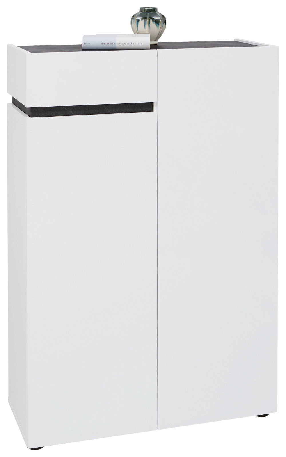 Moderner weißer Schuhschrank mit zwei Türen und einer Schublade, frontal abgebildet. Dekoriert mit einer Vase und einem Buch auf der Oberseite.