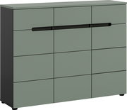 Moderne Kommode/Sideboard in mattem Salbeigrün mit schwarzem Korpus und durchgehendem schwarzen Griff, gezeigt in schräger Vorderansicht von links