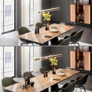 Modernes Esszimmer mit langem Holzesstisch und grünen Polsterstühlen, gedecktem Tisch und schwebender LED-Pendelleuchte; Perspektive: leicht erhöhte, schräge Ansicht von der Seite.