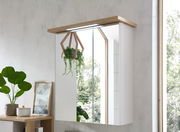 Moderner Spiegelschrank mit Holzrahmen und integrierter Beleuchtung, seitliche Perspektive