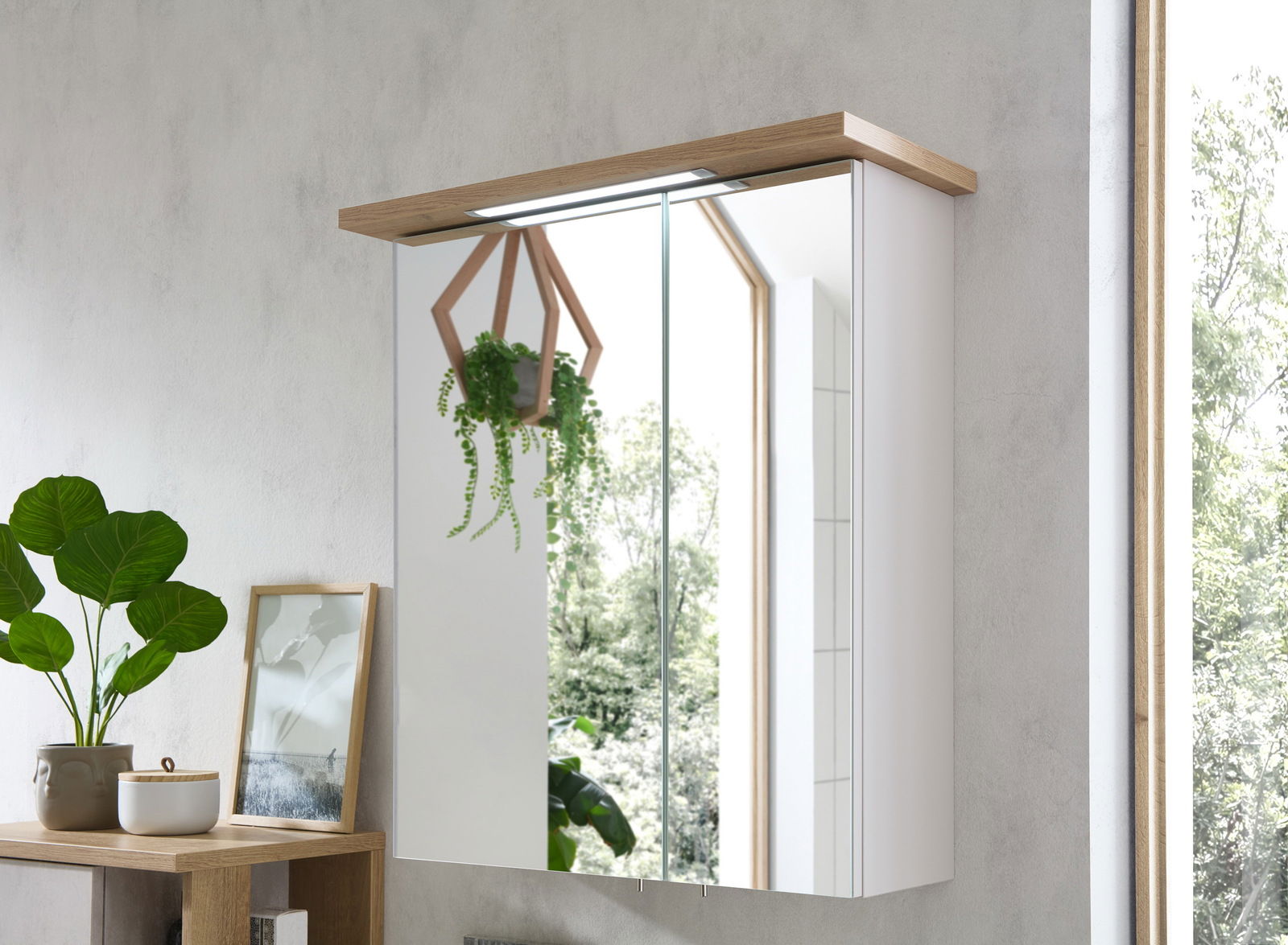 Moderner Spiegelschrank mit Holzrahmen und integrierter Beleuchtung, seitliche Perspektive