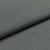 Nahaufnahme einer grauen, strukturierten Stoffoberfläche, die für Musterring Sofa MR 300 verwendet wird.